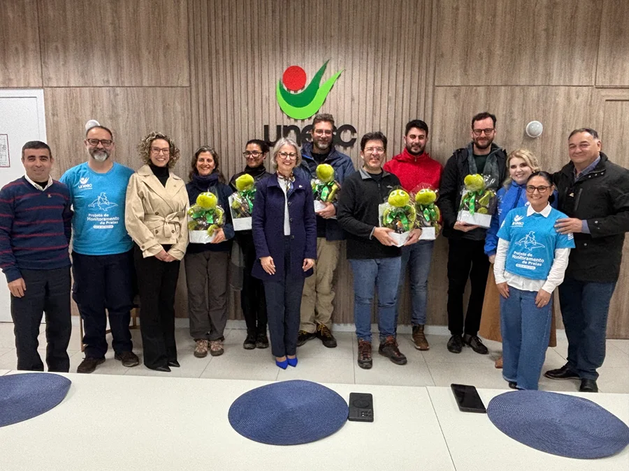 Representantes da Unesc, Ibama, Univali e TGS durante apresentação do monitoramento de fauna marinha no litoral Sul de Santa Catarina.