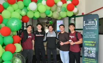 Unesc retoma aulas e destaca trajetórias acadêmicas Estudantes da Unesc reunidos na entrada do campus durante a volta às aulas do segundo semestre de 2026, em Criciúma.