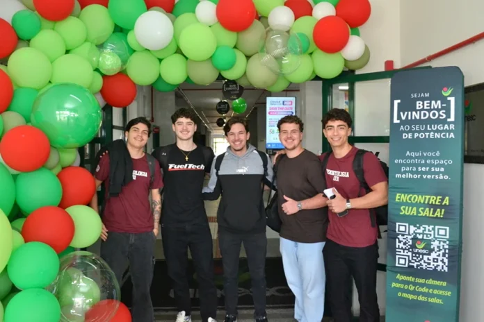 Unesc retoma aulas e destaca trajetórias acadêmicas Estudantes da Unesc reunidos na entrada do campus durante a volta às aulas do segundo semestre de 2026, em Criciúma.