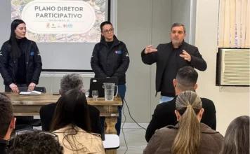 Unesc vai elaborar Plano Diretor de Santa Rosa do Sul Reunião de apresentação do Plano Diretor Participativo de Santa Rosa do Sul, com equipe da Unesc, autoridades municipais e participantes no auditório da Prefeitura.