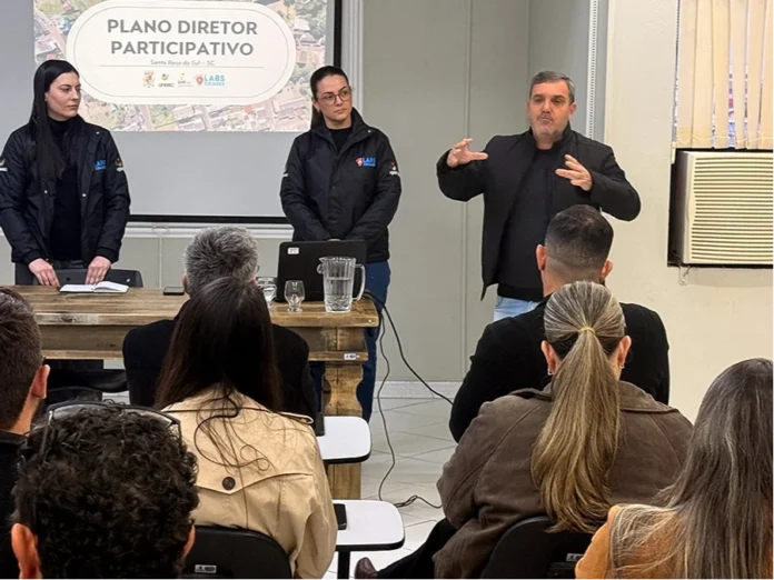 Unesc vai elaborar Plano Diretor de Santa Rosa do Sul Reunião de apresentação do Plano Diretor Participativo de Santa Rosa do Sul, com equipe da Unesc, autoridades municipais e participantes no auditório da Prefeitura.