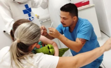 Urussanga inicia multivacinação para menores de 15 anos Profissional de saúde aplica vacina em criança durante a Campanha de Multivacinação nas unidades de saúde de Urussanga.