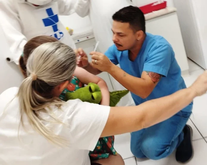Urussanga inicia multivacinação para menores de 15 anos Profissional de saúde aplica vacina em criança durante a Campanha de Multivacinação nas unidades de saúde de Urussanga.