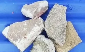 Vandalismo danifica telhado da Quadra Central em Arroio do Silva Pedras usadas em ato de vandalismo contra o telhado da Quadra Central de Balneário Arroio do Silva