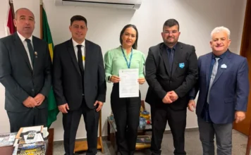 Vereadores buscam recursos para Arroio do Silva em Brasília Vereadores de Balneário Arroio do Silva e representante institucional apresentam documento durante agenda por recursos em Brasília.