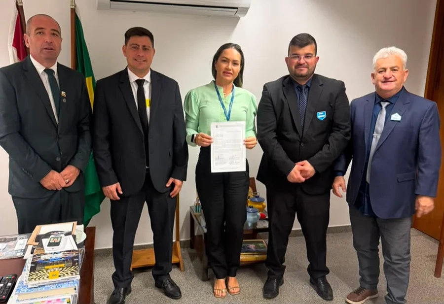 Vereadores de Balneário Arroio do Silva e representante institucional apresentam documento durante agenda por recursos em Brasília.