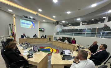 Vereadores cobram resposta sobre filas na saúde do Arroio Câmara de Vereadores de Balneário Arroio do Silva durante sessão que debateu filas na saúde, saneamento e outras indicações.