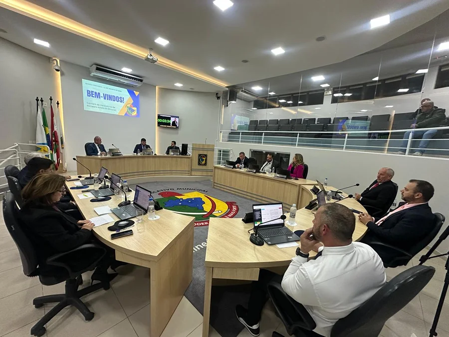 Câmara de Vereadores de Balneário Arroio do Silva durante sessão que debateu filas na saúde, saneamento e outras indicações.