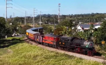 Viagens de trem retornam e movimentam estação de Urussanga Trem turístico do Expresso Urussanga percorre ferrovia em Urussanga durante retomada das viagens de passageiros no município.