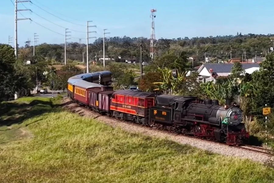 Viagens de trem retornam e movimentam estação de Urussanga Trem turístico do Expresso Urussanga percorre ferrovia em Urussanga durante retomada das viagens de passageiros no município.