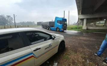 Vigilância Sanitária e PRF ampliam ações em Araranguá Veículo da Vigilância Sanitária de Araranguá durante fiscalização de caminhão para combater produtos irregulares no município.