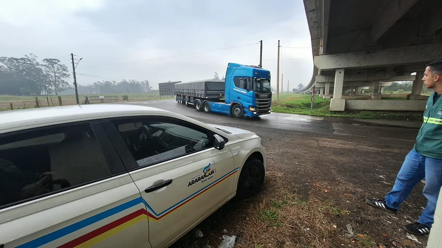 Veículo da Vigilância Sanitária de Araranguá durante fiscalização de caminhão para combater produtos irregulares no município.