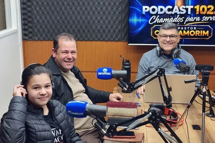 Vigilhão em Sombrio terá louvor e ação solidária Participantes do podcast Chamados para Servir, da 102.9, durante divulgação do Vigilhão do Avivamento em Sombrio