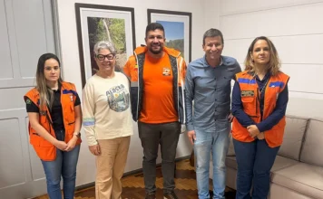 Vistoria federal avalia três obras em Jacinto Machado Representantes da Defesa Civil Nacional com autoridades de Jacinto Machado durante vistoria em obras de reconstrução após enxurradas.