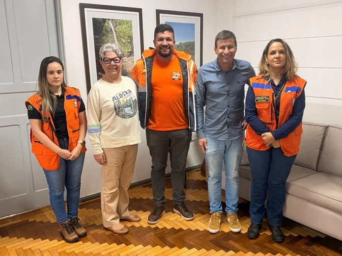 Vistoria federal avalia três obras em Jacinto Machado Representantes da Defesa Civil Nacional com autoridades de Jacinto Machado durante vistoria em obras de reconstrução após enxurradas.
