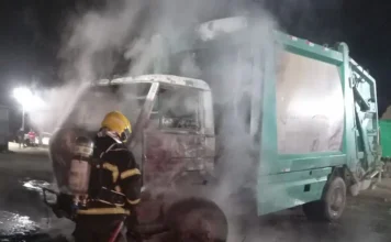 Incêndio destrói cabine de caminhão em Içara