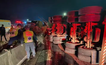 Caminhão tomba e atinge carros na BR-101 em Sangão