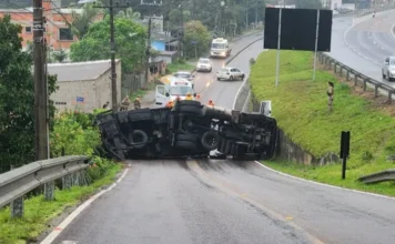 Carreta atinge casa após acidente em Sombrio