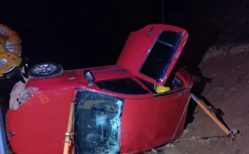 Jovem fica presa em carro após capotamento em Sombrio