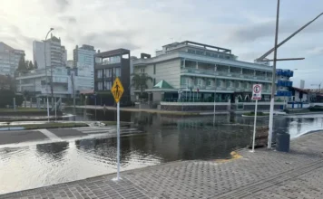 Ressaca invade Avenida Beira-Mar em Torres
