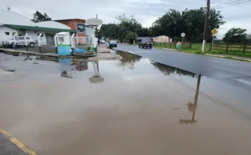 Alagamento volta a afetar cruzamento de ruas em Sombrio Alagamento na esquina das ruas Luiz Irineu Colares e Manoel Teixeira da Rosa, em Sombrio, dificulta a travessia de pedestres durante a chuva.