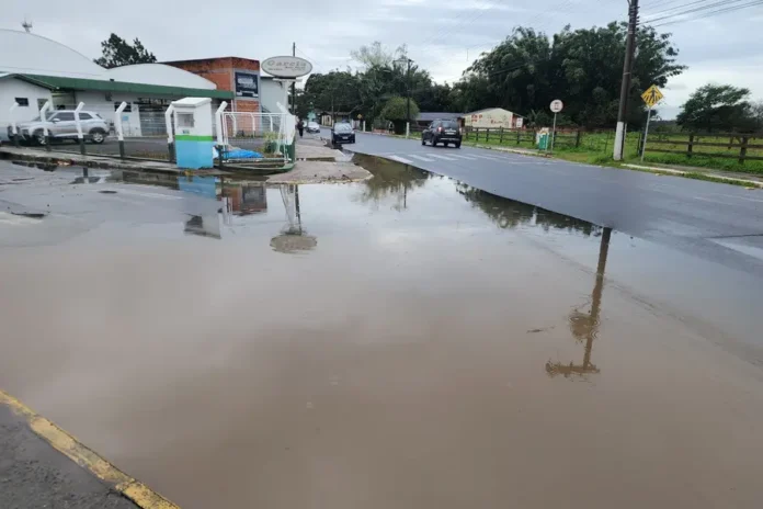 alagamento-rua-luiz-irineu-colares-sombrio Alagamento na esquina das ruas Luiz Irineu Colares e Manoel Teixeira da Rosa, em Sombrio, dificulta a travessia de pedestres durante a chuva.