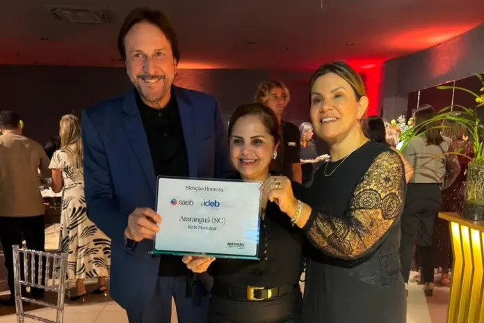 ararangua-ideb-2025-900x600 Prefeito Cesar Cesa e representantes da Educação de Araranguá recebem menção honrosa pelo desempenho do município no Ideb 2025, em Fortaleza.