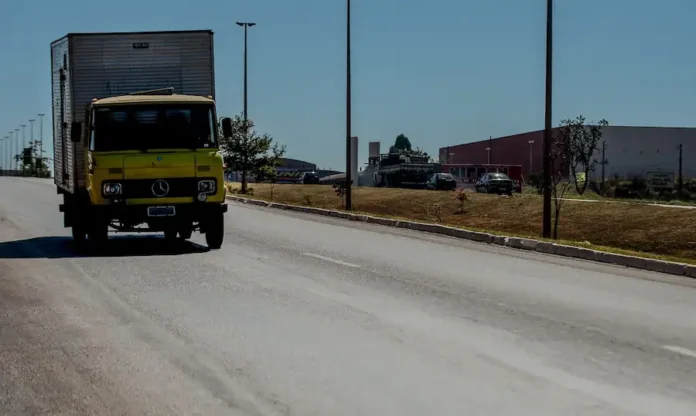 caminhoes_transporte_de_cargas0106219037 (1)