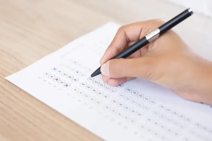 closeup-person-filling-out-questionary-form-1170x780 (1)