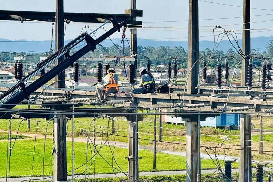 Técnicos realizam manutenção na Subestação Santa Cruz da Coopera, em Forquilhinha, durante serviço no sistema elétrico.