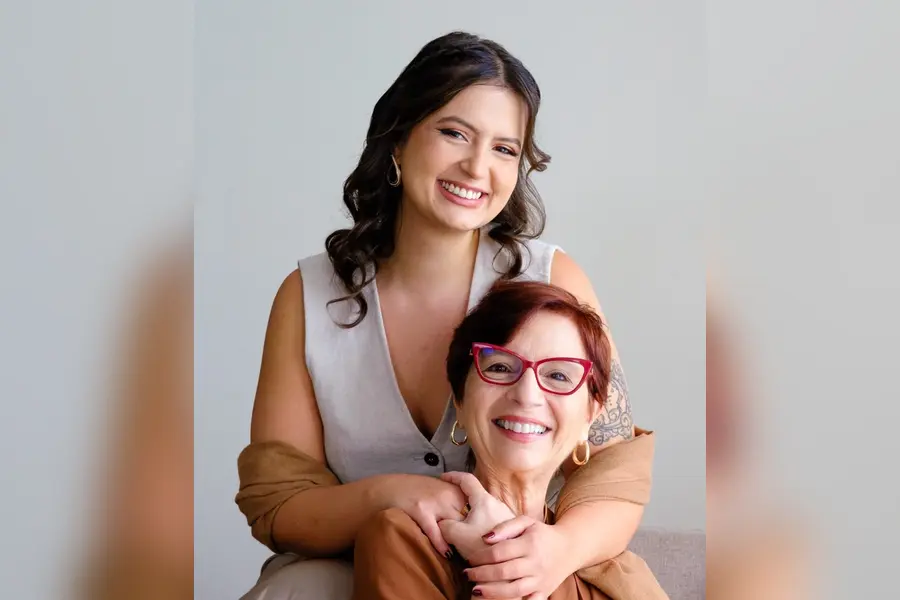 fernanda-e-lucia-burigo-900x600 Duas mulheres de diferentes gerações sorriem juntas em retrato de divulgação da palestra “Junto e Misturado – O Futuro é Multigeracional”, promovida pela Unesc.