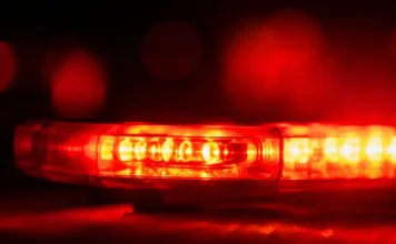 Homem é encontrado morto em pátio em Forquilhinha Giroflex vermelho de viatura policial em imagem ilustrativa sobre ocorrência de encontro de cadáver em Forquilhinha.