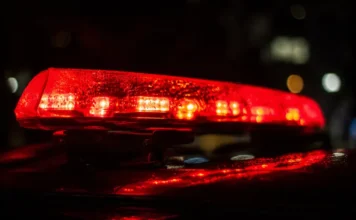 Roubo deixa jovem internada em estado grave em Araranguá Giroflex vermelho de viatura policial aceso durante a noite, imagem ilustrativa de ocorrência de roubo e agressão em Araranguá.