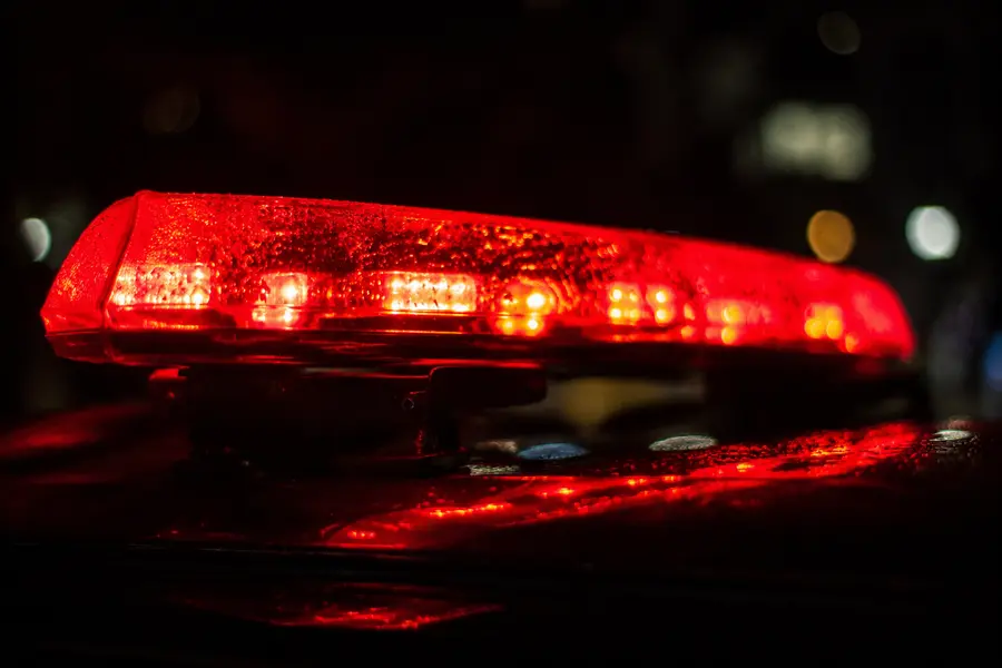 giroflex-vermelho-inedito-02-900x600 Giroflex vermelho de viatura policial aceso durante a noite, imagem ilustrativa de ocorrência de roubo e agressão em Araranguá.