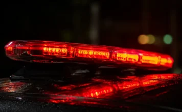 Homem é preso com produtos furtados em Araranguá Giroflex vermelho de viatura policial em imagem ilustrativa de ocorrência de furto e prisão em Araranguá.
