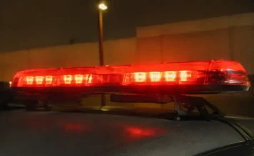 Três homens são presos por tráfico de drogas em Siderópolis Giroflex vermelho de viatura policial ilustra operação contra o tráfico de drogas em Siderópolis