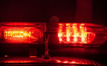 Homem condenado por tráfico é preso em Sombrio Giroflex vermelho de viatura policial aceso em imagem ilustrativa de prisão por mandado judicial em Sombrio.