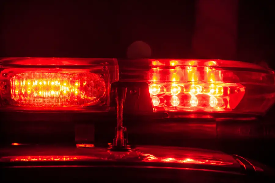 Giroflex vermelho de viatura policial aceso em imagem ilustrativa de prisão por mandado judicial em Sombrio.