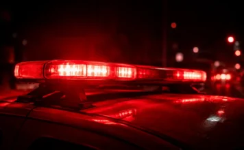 Criciúma: PM apreende mais de 6 kg de drogas no Lote 6 Giroflex vermelho de viatura policial em imagem ilustrativa para ocorrência de tráfico de drogas em Criciúma.