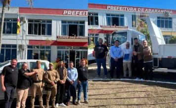 Araranguá recebe novos veículos para obras e segurança Novos veículos da Prefeitura de Araranguá são apresentados em frente ao Paço Municipal para reforçar os serviços da Polícia Militar e da Secretaria de Obras.