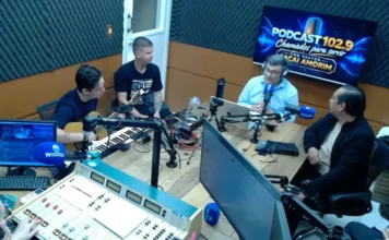 IEQ de Maracajá leva louvor e mensagem à rádio 102.9 Participantes durante gravação do Podcast 102.9 “Chamados para Servir” em estúdio de rádio, com microfones e equipamentos de transmissão.