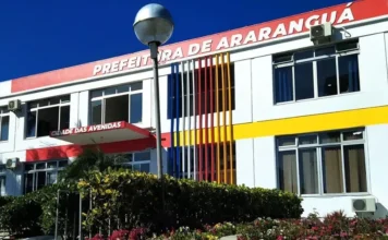 Reurb regulariza 1.350 imóveis em 20 bairros de Araranguá Fachada da Prefeitura de Araranguá, responsável pela regularização de 1.350 imóveis por meio da Reurb em 20 bairros.