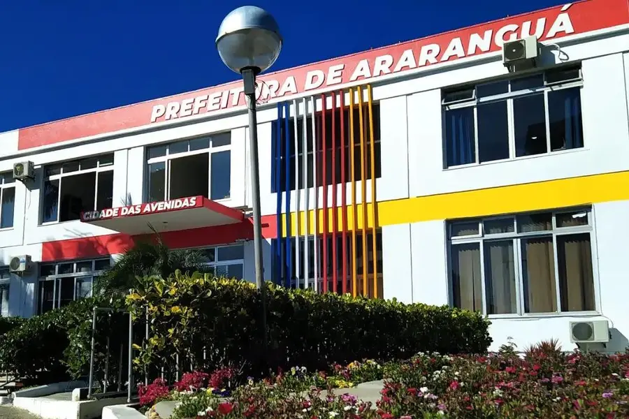 Fachada da Prefeitura de Araranguá, responsável pela regularização de 1.350 imóveis por meio da Reurb em 20 bairros.