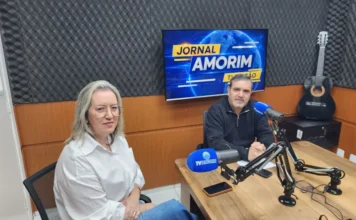 Ideb 2025: Santa Rosa do Sul lidera a Amesc na educação Prefeito Almides Roberg da Rosa e a secretária Cleonice D’Ávila da Cunha Pereira em entrevista sobre o Ideb 2025 de Santa Rosa do Sul na 102.9 Amorim FM.