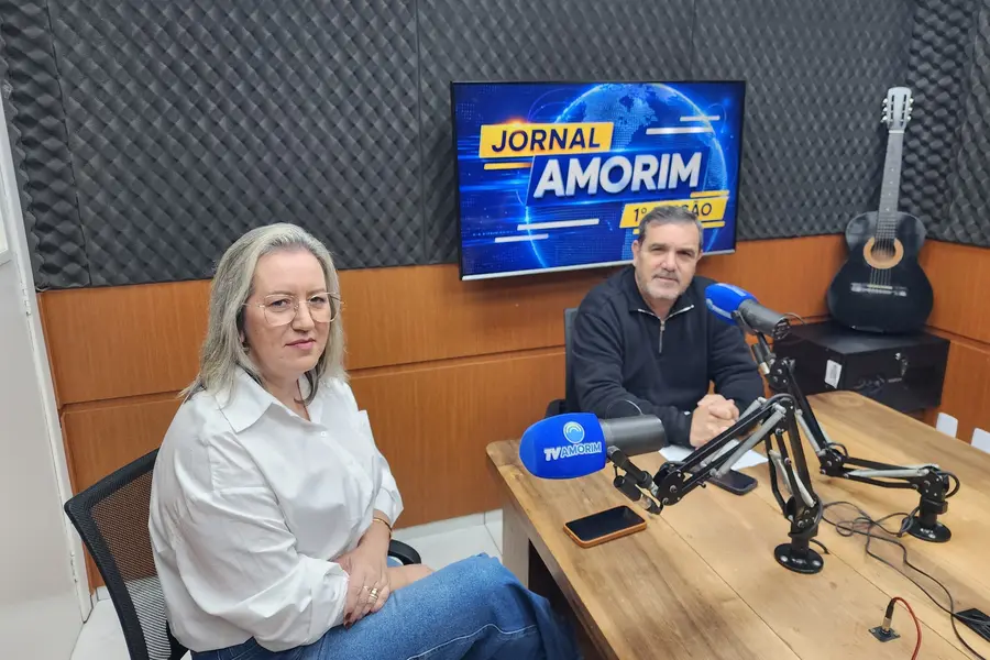 Prefeito Almides Roberg da Rosa e a secretária Cleonice D’Ávila da Cunha Pereira em entrevista sobre o Ideb 2025 de Santa Rosa do Sul na 102.9 Amorim FM.