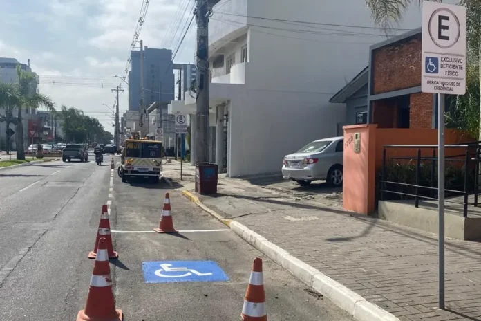 vagas-especiais-ararangua-900x600 Demutran revitaliza vaga para pessoa com deficiência em Araranguá, com nova pintura no pavimento, cones e placa de estacionamento exclusivo.