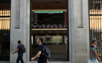 Bolsa avança 1,3% e dólar cai a R$ 5,15