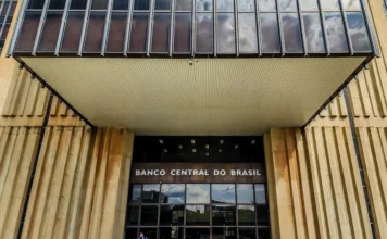 Selic cai para 13,75% ao ano