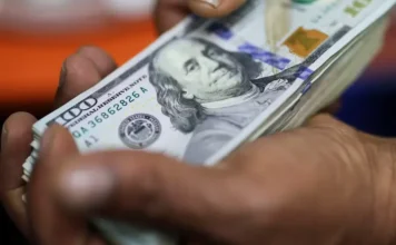 Dólar sobe e bolsas recuam com tensão externa