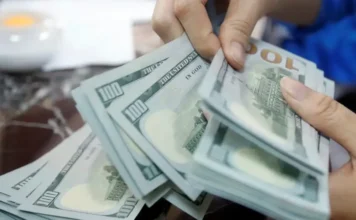 Dólar fecha em alta e bolsa recua